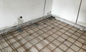 Rete metallica posata per il consolidamento solaio in legno. L'armatura è pronta per il getto di calcestruzzo.
