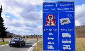 Znak drogowy informuje o opłatach za autostrady i drogi szybkiego ruchu w Austrii. Winieta jest obowiązkowa dla pojazdów do 3,5t.