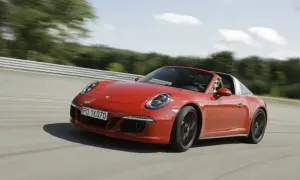 Czerwony Porsche 911 GTS Targa pędzi po torze wyścigowym, kierowca cieszy się jazdą.