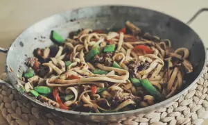 Szybki przepis na makaron udon z wieprzowiną, który zachwyci smakiem