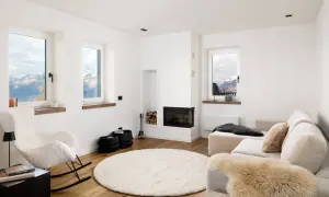 Accogliente soggiorno con camino e vista sulle montagne. Perfetto per idee piccole case di montagna, con poltrona soffice e divano comodo.