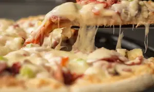 Ile kalorii ma pizza? Sprawdź, co naprawdę kryje się w Twoim kawałku