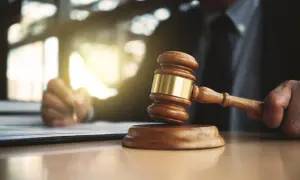Sądowy młotek i ręka pisząca dokument. Czy od apelacji można się odwołać? Pytanie o dalsze kroki prawne.
