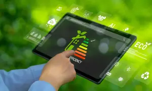 Dito un tablet mostra un grafico di efficienza energetica, con icone che simboleggiano la sostenibilità e la riqualificazione energetica globale.