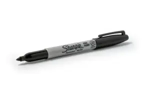 Czarny marker Sharpie z drobną końcówką, gotowy do tworzenia trwałych napisów lub usuwania stare plamy z flamastra.
