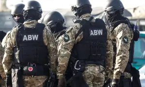 Grupa funkcjonariuszy ABW w pełnym rynsztunku, z kamizelkami taktycznymi i hełmami. Ich zarobki są adekwatne do odpowiedzialności.