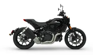 Czarny motocykl Indian FTR 1200 z charakterystycznym logo Indian na baku. Widok z boku na jego sportową sylwetkę i podwójny wydech.