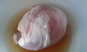 Mięso zanurzone w zalewie do peklowania.