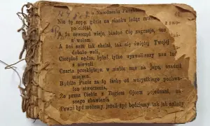 Stara, zniszczona kantyczka z tekstem o Narodzeniu Pańskim. Wiersz opowiada o cierpieniu i wyzwoleniu.