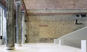 Im Chipperfield Museum treffen antike Säulen auf rohe Ziegelwände und moderne Treppen.
