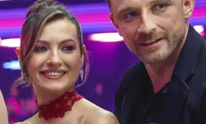 Kamil Nożyński z partnerką na scenie, uśmiechnięci i pełni energii.