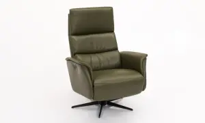 En grön läderfåtölj, en Hjort Knudsen fåtölj, med justerbart ryggstöd och fotstöd, står på en svart snurrfot.