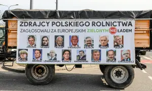 Plakat na przyczepie z portretami europosłów i napisem "Zdrajcy polskiego rolnictwa".