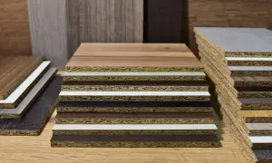 Campioni di pannelli impiallacciati e melaminico cos'è: strati di legno e finiture diverse, ideali per mobili e design.
