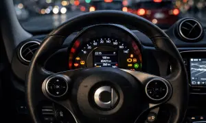 Cruscotto Smart con spie accese (ABS, RAP, batteria, ecc.) e display centrale. Un elenco di spie cruscotto Smart da controllare.