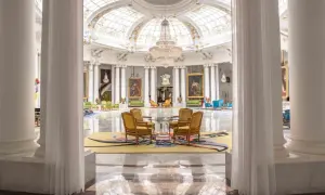Eleganckie wnętrze hotelu Best Negresco z kryształowymi żyrandolami, marmurową posadzką i luksusowymi meblami.