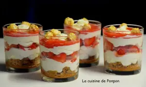 Quatre verrines fraise mascarpone spéculoos, garnies de crème et de pop-corn caramélisé. Un délice !