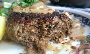 En saftig pannbiff med krämig svampsås, perfekt för ett klassiskt pannbiff recept. Serveras med potatis och grönsaker.