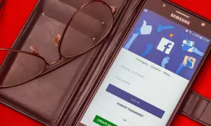 Okulary na etui, telefon z ekranem logowania Facebook. Chcesz wiedzieć, jak zmienić numer tel na FB?
