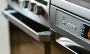 Panel sterowania zmywarki Electrolux. Dowiedz się, jak włączyć czyszczenie zmywarki, naciskając przycisk zasilania i wybierając odpowiedni program.