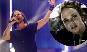 Lauri Ylönen, the rasmus wokalista, śpiewa na scenie, a obok widać jego młodsze zdjęcie z charakternym makijażem.