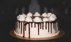Elegancki tort z kremem i polewą czekoladową. Idealny przykład, jak udekorować tort, by zachwycał.