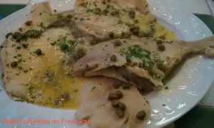 Une délicieuse raie au beurre noir, nappée d'une sauce citronnée et parsemée de câpres et de persil frais. Un plat classique de la cuisine française.