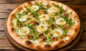 Une délicieuse pizza chèvre miel, garnie de noix croquantes et de roquette fraîche, sur un fond de bois rustique.