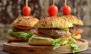 Jak podgrzewać bułki do hamburgerów, by były idealnie chrupiące?