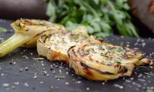 Gegrillte Fenchelspalten, gewürzt mit Kräutern und Salz. Ein einfaches Gericht, das zeigt, wie vielseitig Fenchelrezepte sein können.