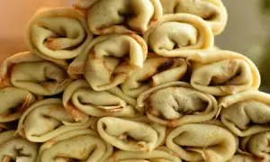 Stos naleśników, idealnych do podania z ulubionym farszem. Pyszny przepis na naleśniki!