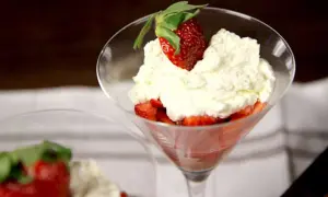 En elegant dessert med färska jordgubbar och fluffig mascarpone i ett martiniglas. En perfekt avslutning på en måltid.