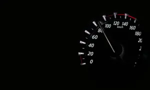Przekroczenie prędkości o 30 km/h to 10 punktów karnych. Prędkościomierz pokazuje 110 km/h.