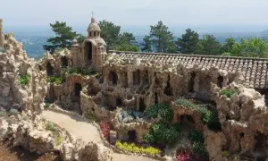 Un château et une église en pierre, ornés de végétation, offrant des visites insolites autour de Lyon.