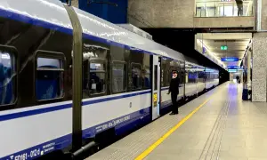 Konduktor PKP Intercity czeka na peronie, gotowy do odjazdu. Trasa IC Malczewski wyrusza w podróż.