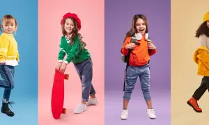 Cztery dziewczynki w modnych stylizacjach. Jedna w żółtym sweterku, druga z deskorolką, trzecia z plecakiem, czwarta w jesiennej kurtce. Rozmiar 122 pasuje na wiek 6-7 lat.
