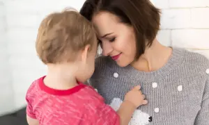 Matka tuli synka. Czy pracodawca może odmówić urlopu wychowawczego? Dziecko czuje się bezpiecznie.