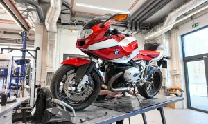 Czerwono-biały motocykl BMW R1200S na podnośniku w warsztacie.
