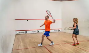 Squash w Trzebnicy: Najlepsze korty i zajęcia, które musisz poznać