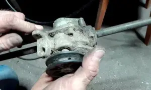 Naprawa napędu kosiarki spalinowej: poradnik krok po kroku