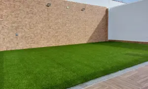 Césped artificial verde vibrante sobre una base impecable, ideal para crear tu oasis.
