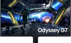 Gracz w skafandrze kosmicznym na statku, widok na planetę i bitwę. Samsung Odyssey G7 – jak powiększyć ekran, by zanurzyć się w akcji.