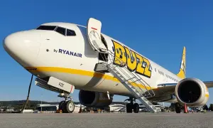 Samolot Boeing 737-800 z napisem "Buzz" i logo Ryanair. Takich samolotów używa Ryanair do tanich lotów.