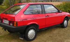 En röd Lada Samara står parkerad på en gräsmatta. Bilen har en "5 SPEED"-dekal på sidan.