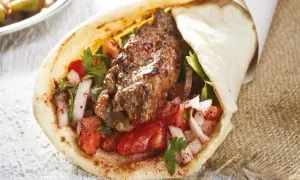 Kebab: zdrowy posiłek czy kaloryczna bomba? Poradnik