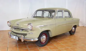 En ljusbeige Standard Vanguard från 1950-talet står på ett terrakottagolv.