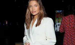 Elegancka celebrytka w białej marynarce. Czy to jej zachowanie sprawia, że reżyserzy unikają współpracy z nią?