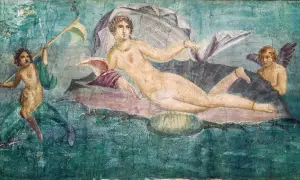 Fresque romaine dépeignant Aphrodite sur une coquille, entourée d'un putto et d'un jeune homme. Une scène qui évoque l'histoire de la déesse de l'amour.