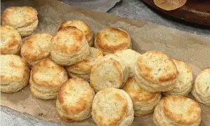 En hög med små scones, gyllene och fluffiga, redo att avnjutas. Perfekta till fikat!
