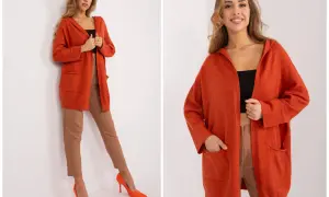 Pomarańczowy kardigan z kapturem i kieszeniami, idealny do jesiennych stylizacji. Modelka prezentuje go z brązowymi spodniami i pomarańczowymi szpilkami.